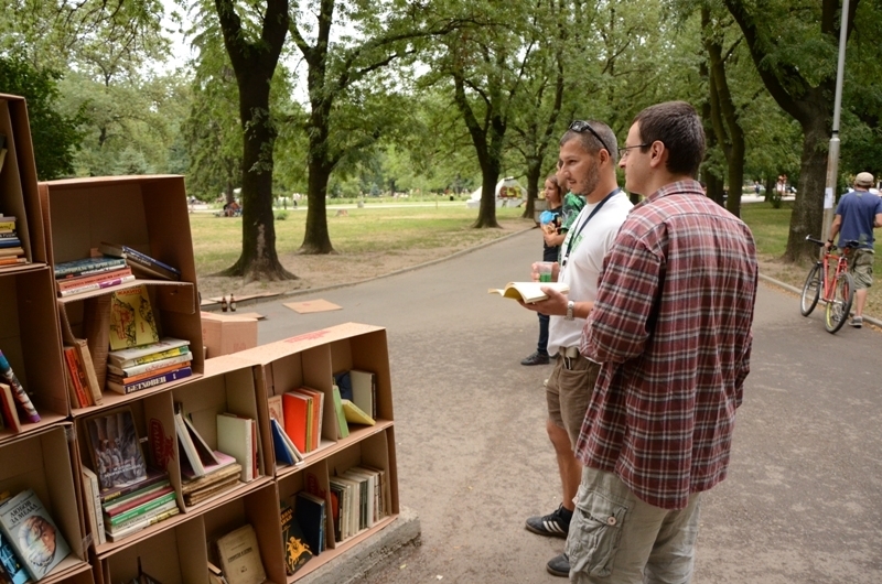 Авангардни рафтове за книги от кашони на „Европейска алея на културата” Image 1